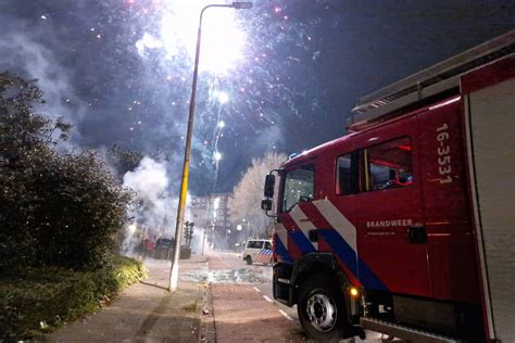 Brandweer Blust Brandend Vuurwerkafval Hoofdstraat In Krimpen Aan De Lek