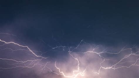 上海大风雷电暴雨“三警”齐发，24小时内最高温腰斩，猛烈雨势何时歇？影响气温暴雨