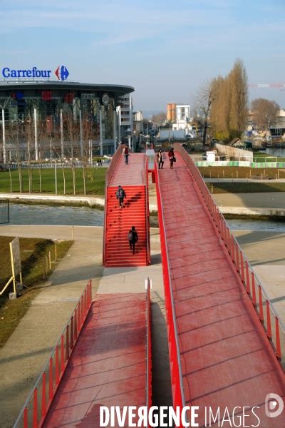 Le Grand Paris La Passerelle Du Canal Saint Denis Entre Paris Et