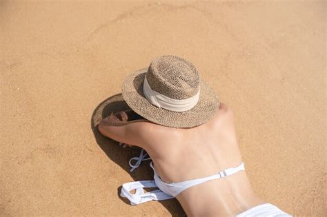 Mujer De Espalda En Bikini Acostada En La Playa De Arena Para Relajarse