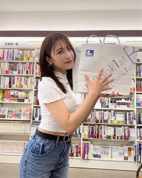 二瓶有加さんのインスタグラム写真 二瓶有加instagram 「出版区さんの 【本ツイ！本屋ついてって一万円あげたらなに買うの？】の企画