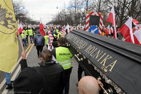 Tak wyglądał protest rolników w Warszawie Miasto sparaliżowane ZDJĘCIA