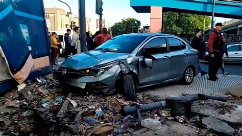 Tres de Febrero un auto chocó contra una garita policial