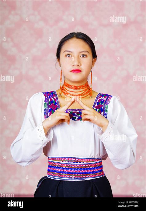 Mujer Joven Portando Vestimenta Tradicional Andino Mirando La C Mara