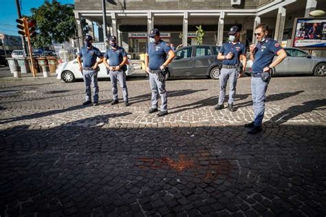 Conflitto A Fuoco Con La Polizia A Napoli Muore Rapinatore Di Anni