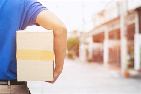 O Homem De Entrega Do Pacote De Um Pacote Um Servi O Envia Para