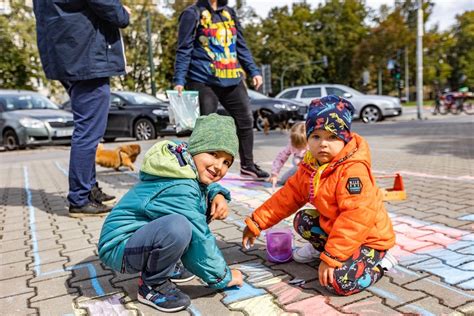 Kraków Wielkie malowanie kredą przed Muzeum Nowej Huty A to nie