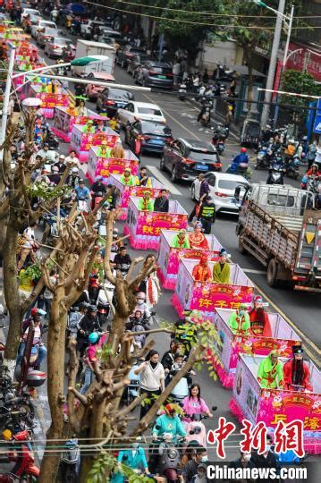 （新春走基层）海南海口：“装马匹”民俗祈福巡游闹元宵界面新闻 · 中国