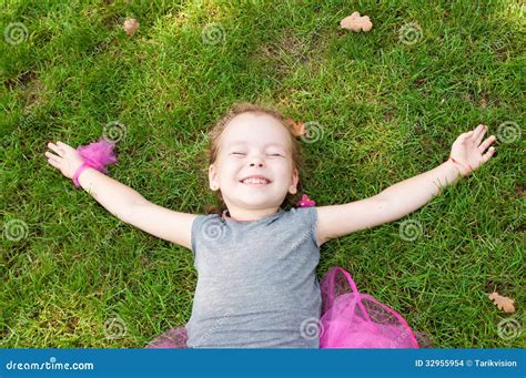 Retrato De Una Niña Alegre Foto De Archivo Imagen De Preescolar 32955954