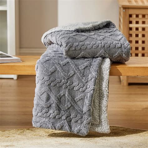 Bedsure Sherpa Fleece Throw Blanket Fluffy Fuzzy Soft Warm Jacquard