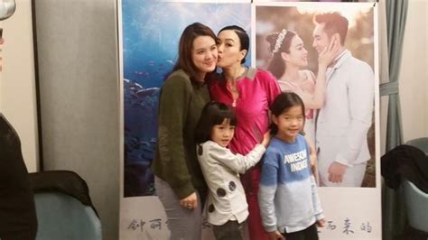钟丽缇婚前家宴挽双方父母合影 仨女儿抢镜新浪图片