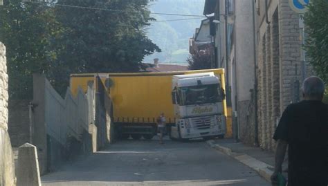 Manovra Rischiosa Con Un Tir Da Metri Rimane Incastrato Nel Cortile