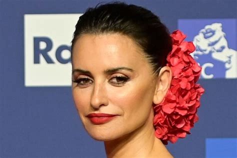 Penélope Cruz 49 ans fait sensation dans une robe vaporeuse qui