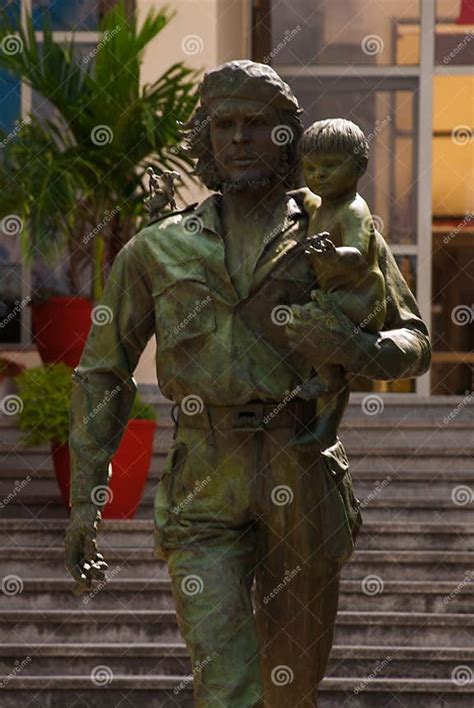 Santa Claracuba Statue Of Che Guevara Holding A Child Che Guevara