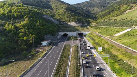 Bayram Trafi I Otoyollardan Milyon Bin Ara Ge Ti Son