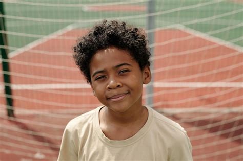 Feliz E Fofo Estudante Afro Americano Olhando Para A C Mera Contra A