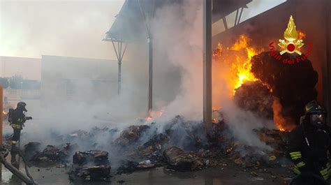 Giugliano Incendio In Un Capannone In Zona Asi In Fiamme Materiale