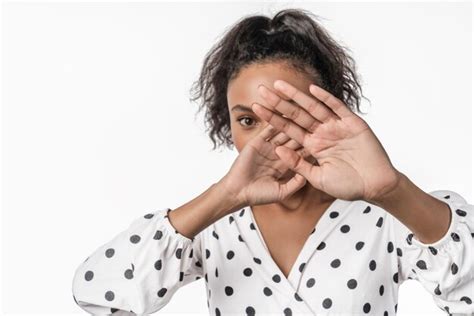 Gros Plan Sur Une Femme Africaine Effray E Isol E Sur Fond Blanc