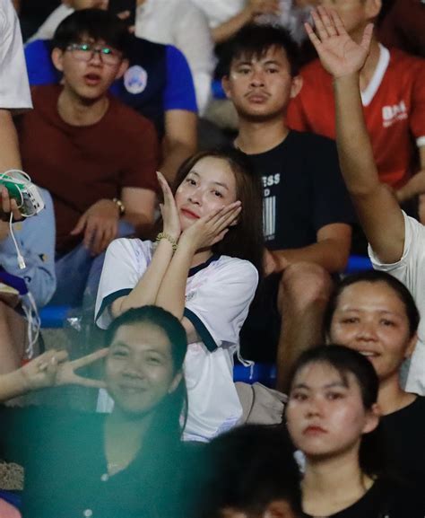 Dàn hot girl Campuchia khuấy đảo sân Olympic khi đội nhà thi đấu