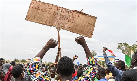 Lambassadeur De France Au Niger Pris En Otage Selon Emmanuel Macron