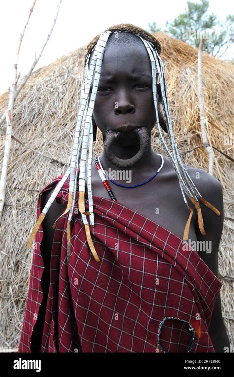 Chica Mursi Con Su Labio Perforado Por Un Típico Labio De Placa Mursi Los Mursi O Mun Son