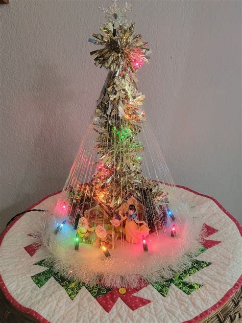 Fishing line Christmas Tree | Christmas door decorations, Christmas diy ...