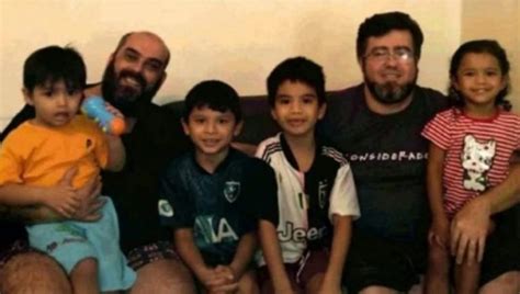 Por Primera Vez Una Pareja Gay Est Embarazada De Un Beb Oveja Rosa Revista Sobre Familias