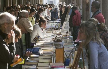 Torino La Libreria Pi Lunga Del Mondo Con Portici Di Carta Ultime