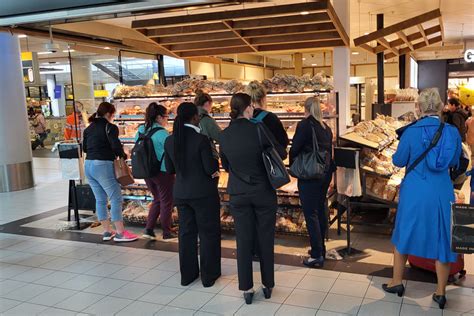 In Beeld Nauwelijks Rijen Op Schiphol Bij Start Meivakantie