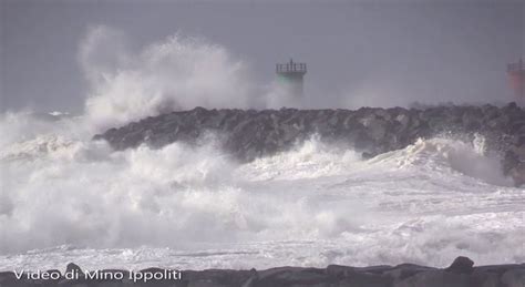 Ostia Violenta Mareggiata Venti Fino A Km Onde Di Metri