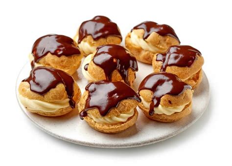 Petits Choux Fourr S La Cr Me Au Coulis De Chocolat Le Dessert