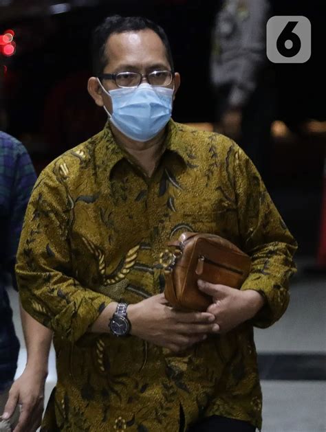 Foto Terjaring Ott Hakim Itong Isnaeni Hidayat Dibawa Ke Gedung Kpk