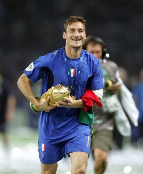 Francesco Totti with the World Cup for Italy in 2006. | 2006 world cup ...