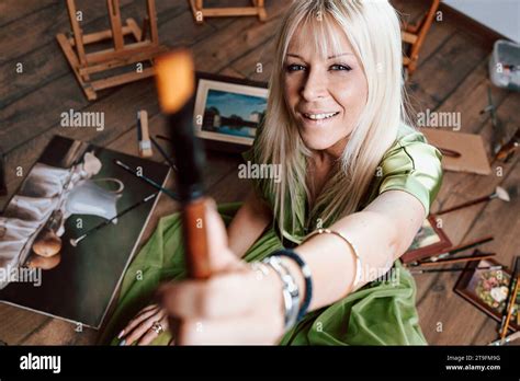 Blonde künstlerin Fotos und Bildmaterial in hoher Auflösung Alamy