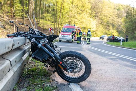 Oberfranken J Hrige Bei Motorradunfall Schwer Verletzt