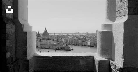Foto Una Vista De Una Ciudad Desde Una Ventana Imagen Venecia Gratis