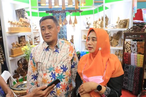 Wow Produk Kerajinan Pemalang Diminati Pengunjung Luar Negeri Di