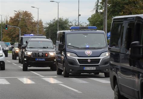 Blindirana Vozila I Specijalci Ispred Suda U Ustani Koj Nastavlja Se