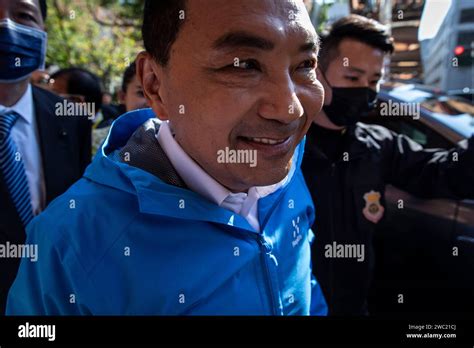 Hou Yu Ih Candidato Presidente De La Kmt Estaba Entrando En La Mesa