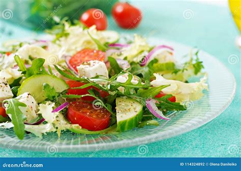 Ensalada De Las Verduras Frescas Tomate Pepino Y Queso Feta Foto De