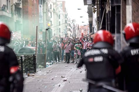 Fotos Cargas De La Ertzaintza En Pozas Para Disolver La Multitud El