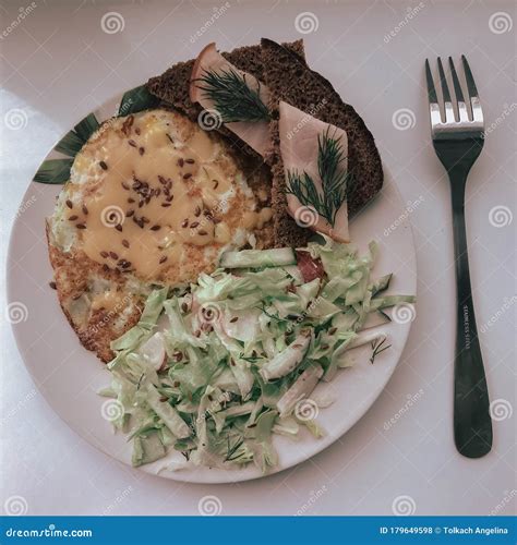 Desayuno Saludable Ensalada De Verduras Y Huevos Revueltos Foto De