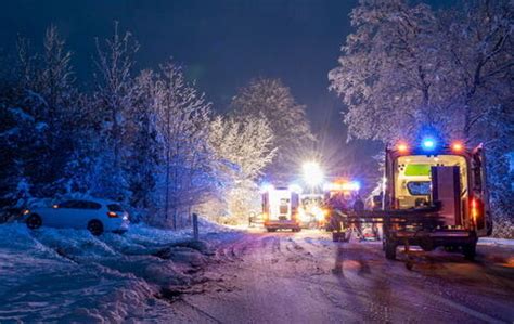 Frontalzusammensto In Nu Dorf Drei Schwerverletzte Fotos Bilder