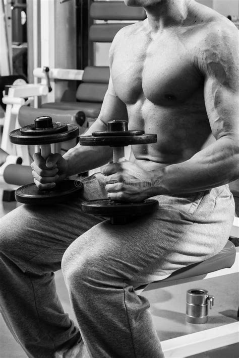 Hombre Muscular En El Gimnasio Que Realiza El Ejercicio Foto De Archivo