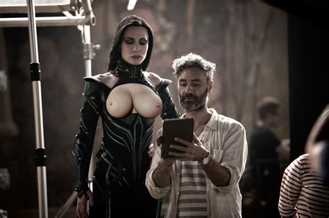 Post Cate Blanchett Fakes Hela Marvel Marvel Cinematic