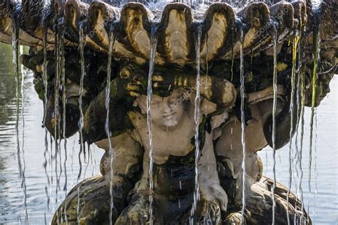 An Old Stone Fountain In Hyde Park London Uk — Stock Editorial Photo