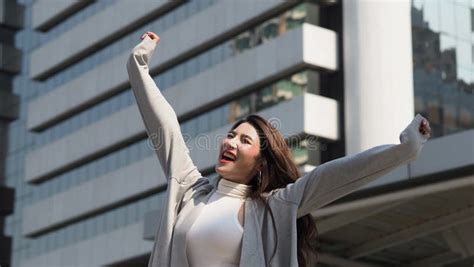 Mulher De Neg Cio Asi Tica Bonita Feliz E Alegre Imagem De Stock