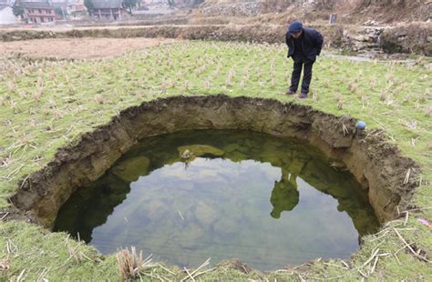 Chinese City Swallowed By Giant Sinkholes And Earth Cracks Strange Sounds