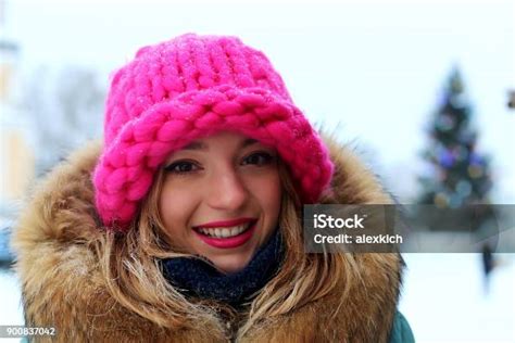 인물사진 는 여자아이 겨울에 겨울에 대한 스톡 사진 및 기타 이미지 겨울 공원 귀여운 Istock