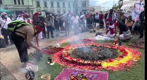 Autoridades indígenas llevan a cabo una ceremonia Maya en Plaza de la